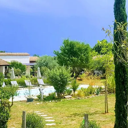 La Petite Maison Derriere Les Buis