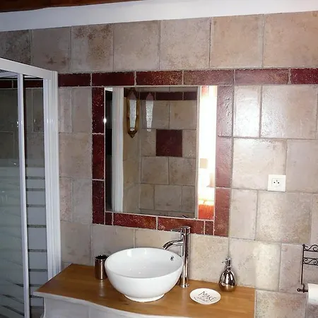 La Petite Maison Derriere Les Buis *
