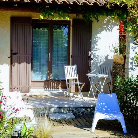 La Petite Maison Derriere Les Buis Bed and breakfast *