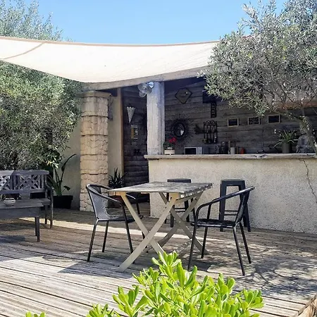La Petite Maison Derriere Les Buis Bed and breakfast *