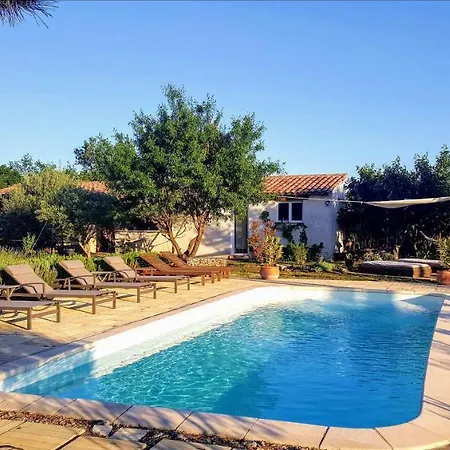 La Petite Maison Derriere Les Buis